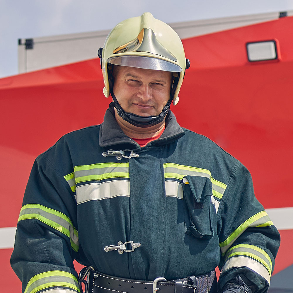 strong firefighters standing near the fir 3KPMY7N.jpg